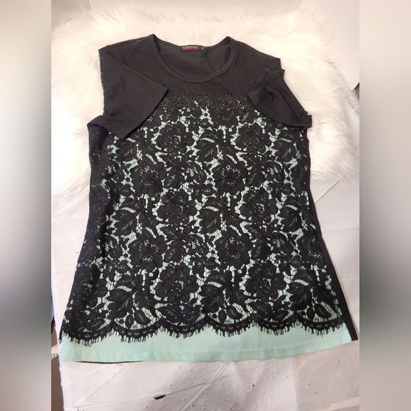 NWOT Chic Black Lace Overlay Women's Top, Size Small - Picture 3 of 5